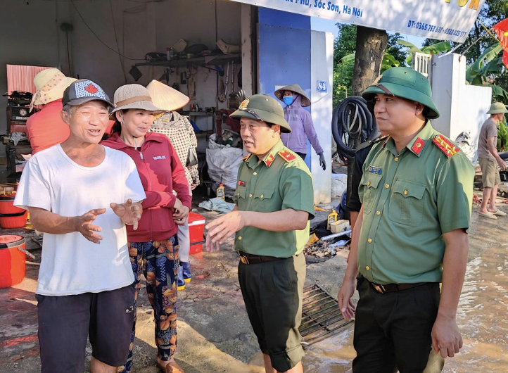 Đoàn công tác thăm hỏi, động viên người dân thôn Yên Tàng, xã Đa Phúc.