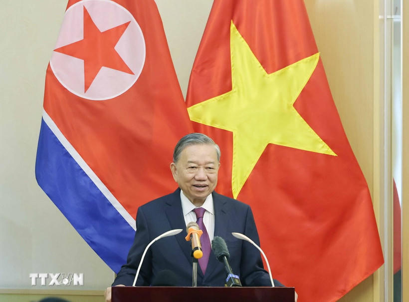 Tổng Bí thư Tô Lâm trò chuyện với cán bộ, nhân viên Đại sứ quán Việt Nam tại Triều Tiên. (Ảnh: Thống Nhất/TTXVN)