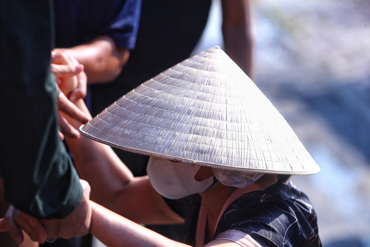 Người dân phấn khởi khi được lực lượng chức năng 'giải cứu'.