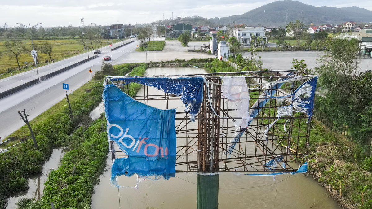 Từng là điểm nhấn của các thương hiệu một thời, nay những bảng biển quảng cáo tại phường Nam Hồng Lĩnh (Hà Tĩnh) lại trở thành mảng xám trong bức tranh đô thị đang ngày một khang trang, hiện đại. Ảnh: Cẩm Kỳ