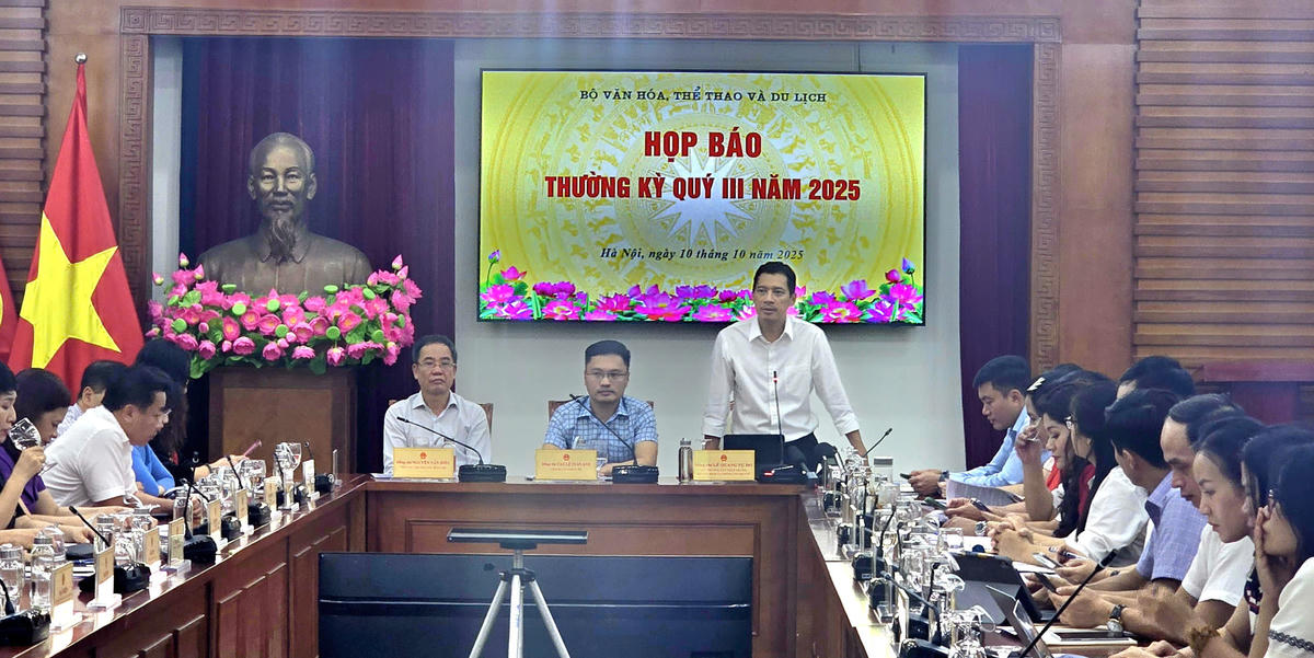 Cục trưởng Cục Phát thanh truyền hình và Thông tin điện tử Lê Quang Tự Do phát biểu tại họp báo. Ảnh Văn Thanh.