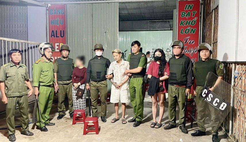 Lực lượng Công an bắt các đối tượng sử dụng trái phép chất ma túy. Ảnh: Công an cung cấp.