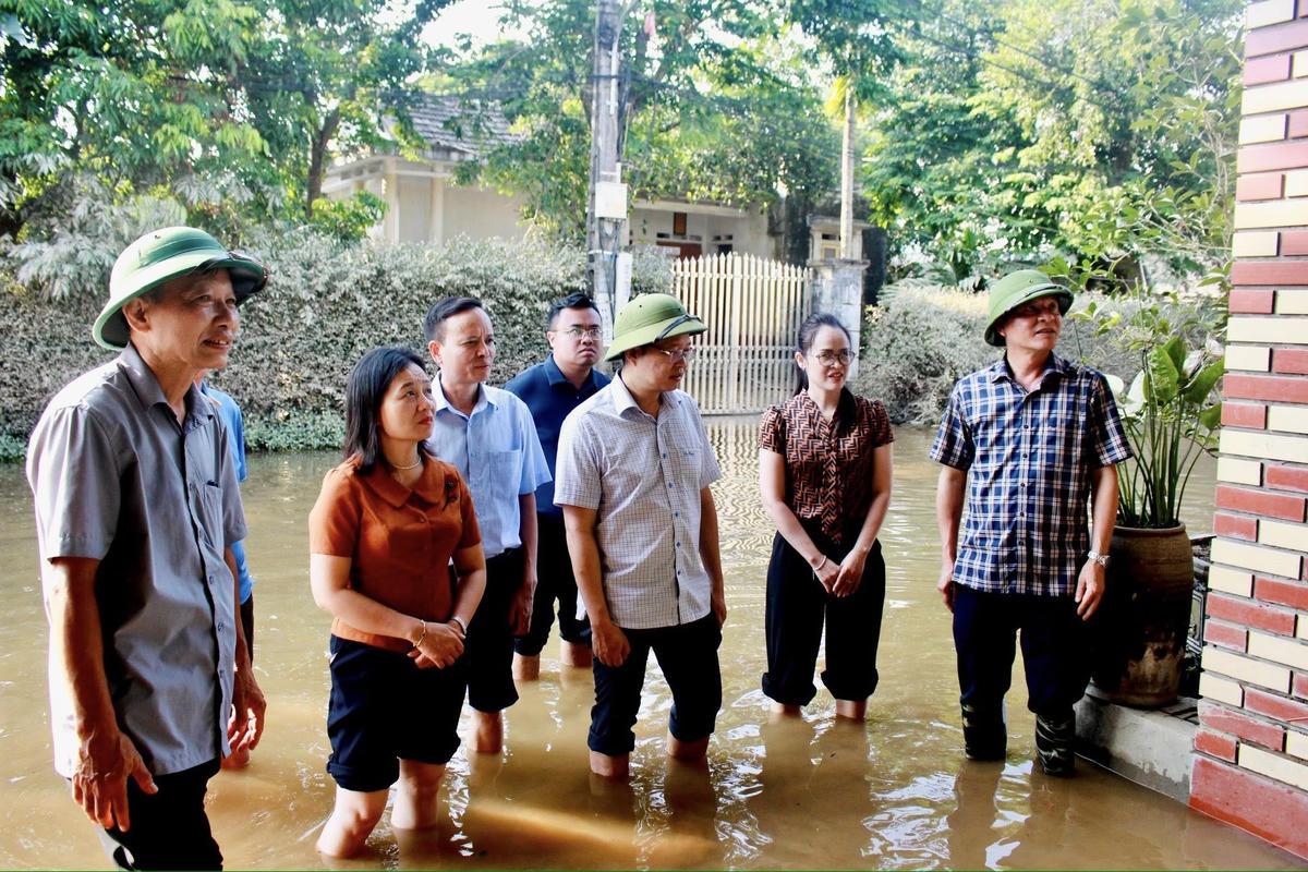 Phó Bí thư Tỉnh ủy, Chủ tịch Ủy ban MTTQ tỉnh Thái Nguyên Đinh Quang Tuyên (đội mũ cối đứng giữa) thăm động viên bà con vùng lũ.