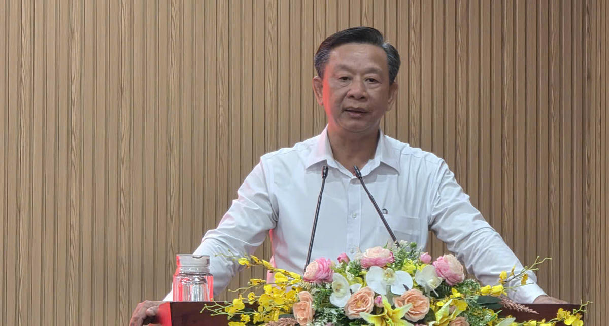 Trưởng Ban Tuyên giáo và Dân vận Tỉnh ủy Cà Mau Hồ Trung Việt trao đổi tại buổi họp báo. Ảnh: Nguyên Du