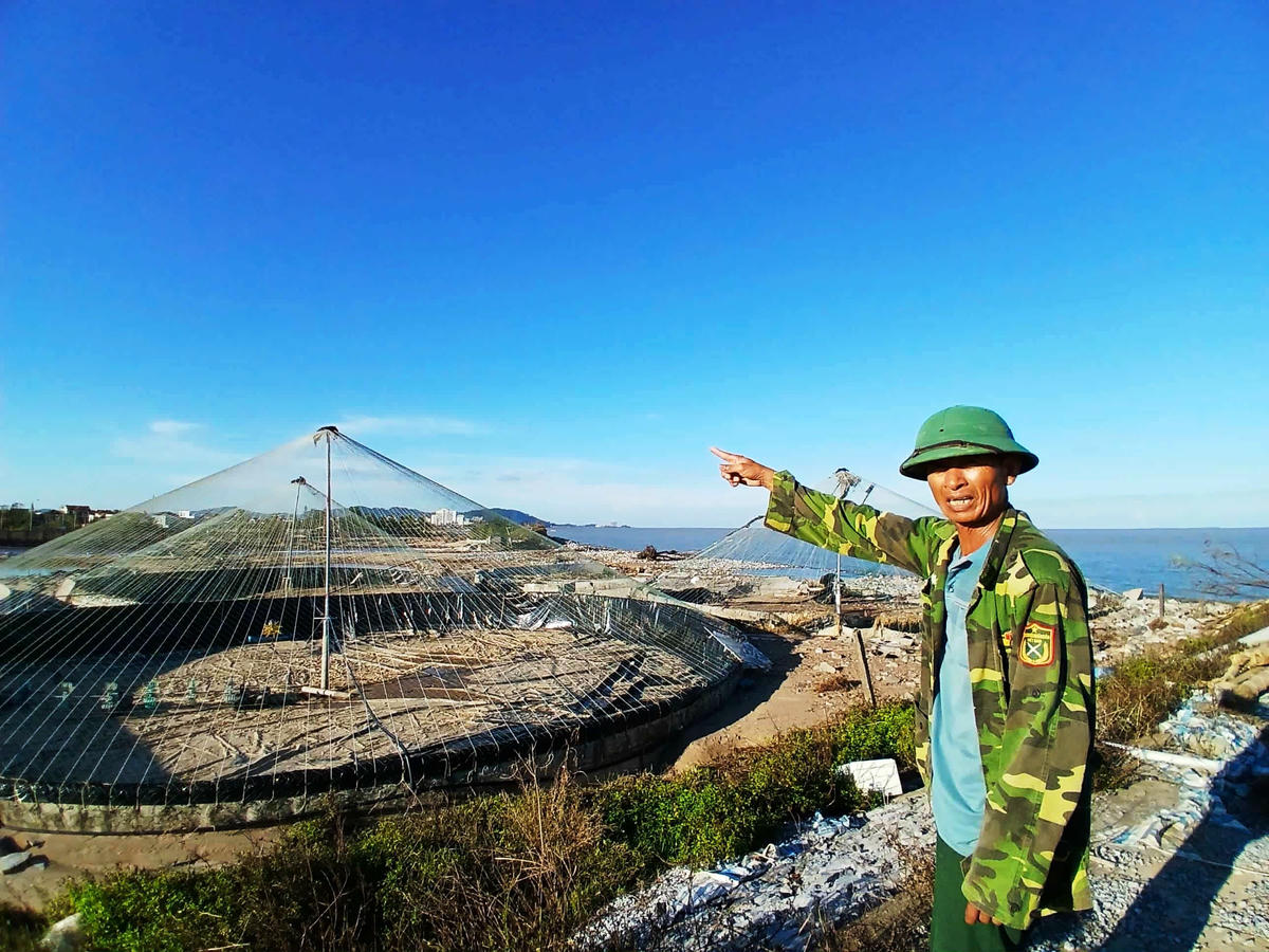 Ông Bùi Văn Quyết bên diện tích ao nuôi tôm vừa bị xóa sổ của mình. Ảnh: Nguyễn Chung.