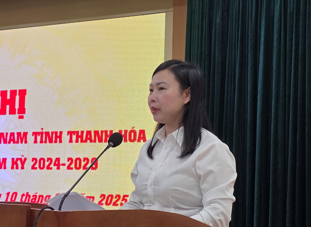 Bà Nguyễn Thị Phương, Phó Chủ tịch Ủy ban MTTQ tỉnh Thanh Hóa trình bày báo cáo tại hội nghị. Ảnh: Nguyễn Chung.