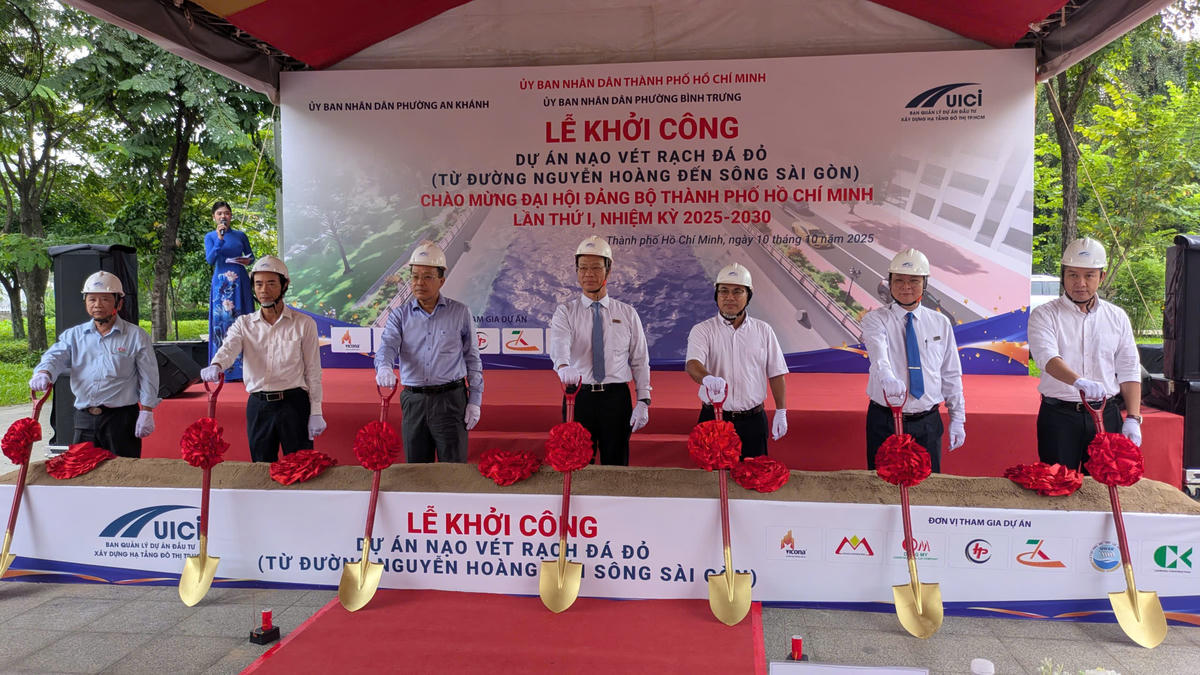 Các đại biểu thực hiện nghi thức khởi công dự án nạo vét rạch Đá Đỏ sáng 10/10. Ảnh: T.A