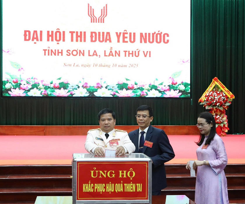 Các đại biểu đã ủng hộ khắc phục hậu quả thiên tai. Ảnh: CTV