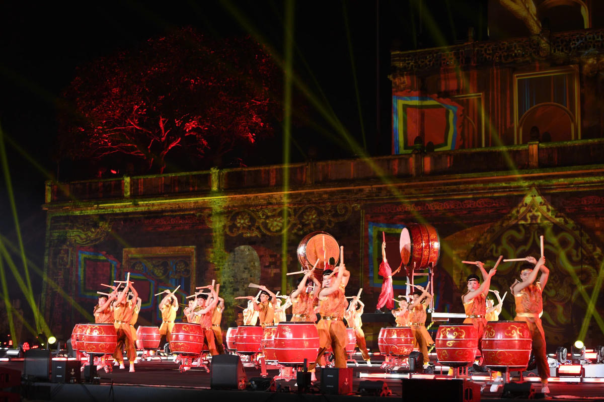 Tiết mục văn nghệ chào mừng các đại biểu dự lễ khai mạc. Ảnh: P. Sỹ.