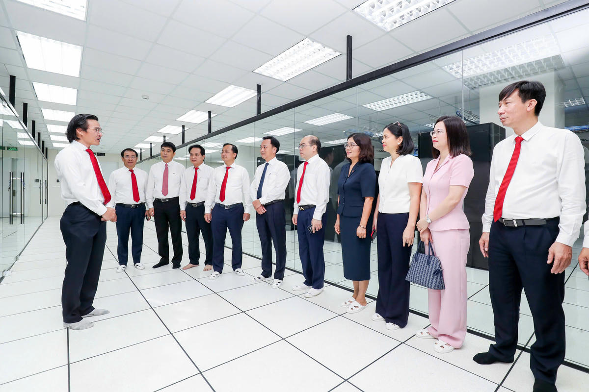 Các đại biểu tham quan Trụ sở Trung tâm dữ liệu Agribank