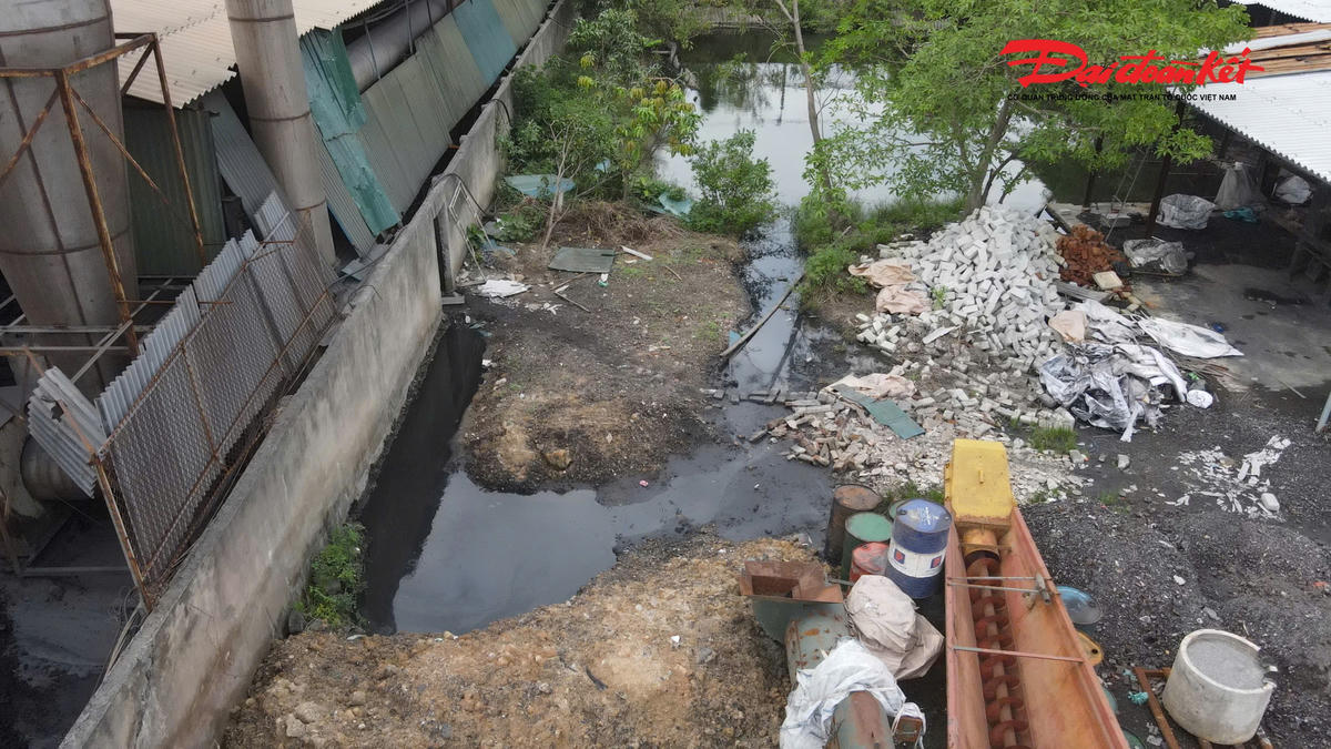 Khu vực nước thải phía sau nhà xưởng của Công ty TNHH Aluminium Thuận Phát (ảnh chụp chiều 25/9/2025). Ảnh: Cẩm Kỳ.&nbsp;