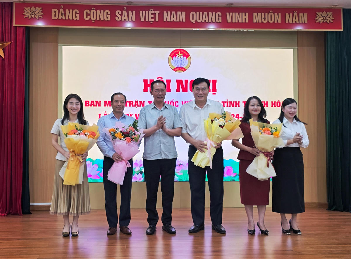 Ông Trịnh Tuấn Sinh, Phó Bí thư tỉnh ủy, Chủ tịch Ủy ban MTTQ tỉnh Than Hóa chúc mừng các Ủy viên được cử giữ chức Phó Chủ tịch Ủy ban MTTQ tỉnh khóa 15. Ảnh: Nguyễn Chung.
