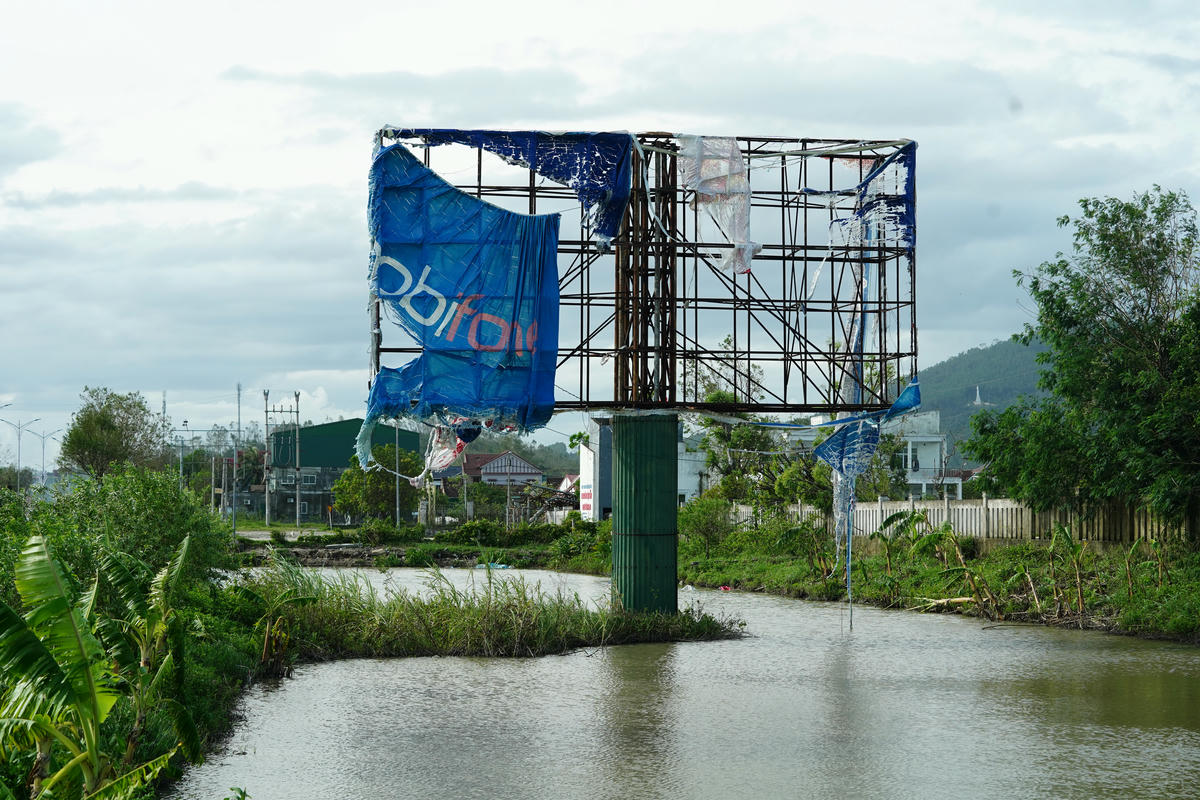 Để khắc phục, cần có sự phối hợp đồng bộ giữa ngành văn hoá và chính quyền cơ sở trong rà soát, quy hoạch lại hệ thống quảng cáo tĩnh, hướng tới hình thức gọn gàng, thân thiện, phù hợp xu thế quảng bá hiện đại. Ảnh: Cẩm Kỳ