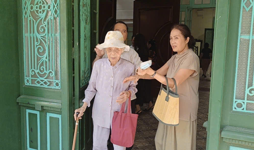 Cụ Hoàng Thị Tường Vinh đội nắng đến trụ sở UBTU MTTQ Việt Nam (46 Tràng Thi ) để ủng hộ đồng bào bị thiệt hại bởi thiên tai, bão lũ. Ảnh: Văn Hoa