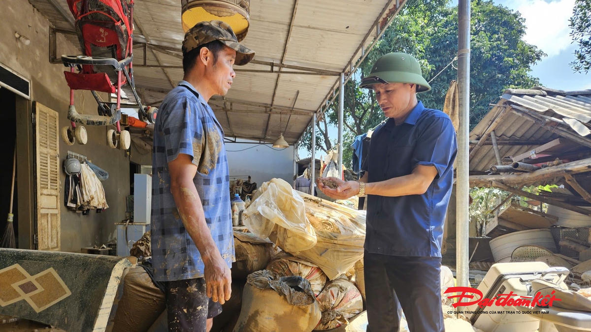 Ông Vũ Duy Hoàng, Phó Chủ tịch Thường trực Ủy ban MTTQ tỉnh Thái Nguyên (đội mũ) chia sẻ với bà con gặp thiên tại. Ảnh: TN.