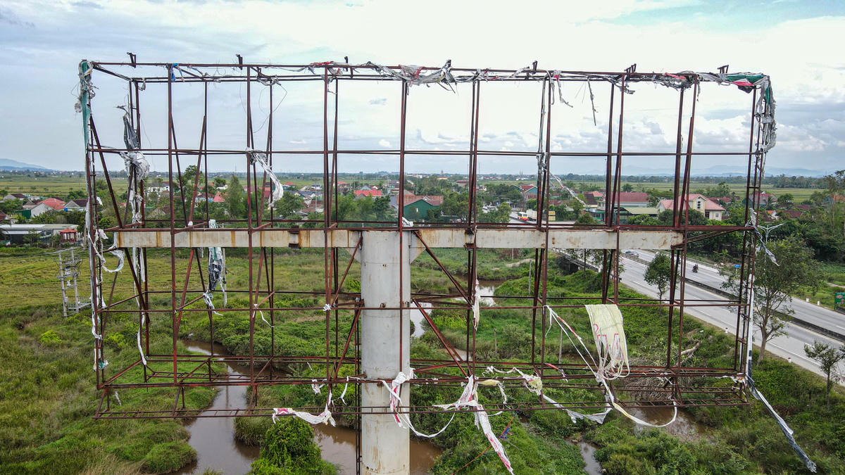 Không chỉ ảnh hưởng đến mỹ quan, nhiều bảng dựng sát khu dân cư hoặc dọc tuyến giao thông đã xuống cấp nghiêm trọng, tiềm ẩn nguy cơ mất an toàn, nhất là trong mùa mưa bão. Ảnh: Cẩm Kỳ