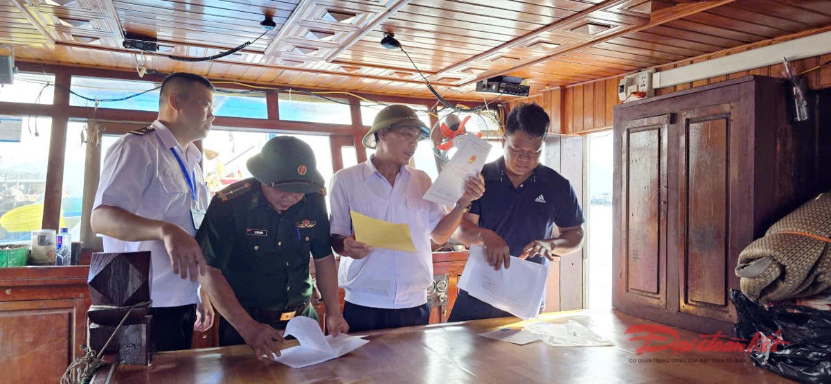 Ý thức của mỗi ngư dân chính là yếu tố cốt lõi tạo nên sự thay đổi. Qua công tác tuyên truyền sâu rộng, giờ đây, mỗi người dân bám biển đều hiểu rõ hơn về trách nhiệm của mình trong mỗi chuyến vươn khơi. Ảnh: Nguyễn Quý. 