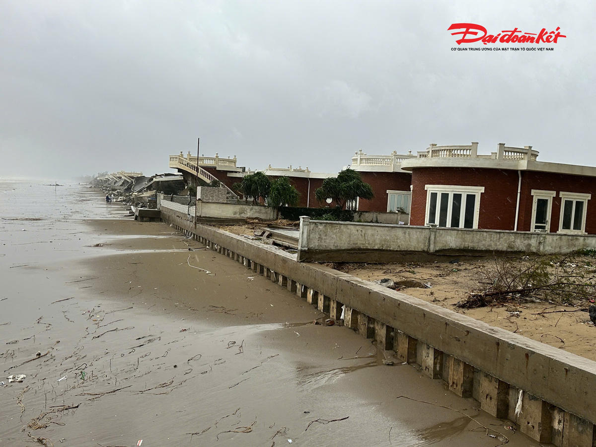 Cận cảnh đoạn kè biển phía trước 2 căn villa. Ảnh: HN.