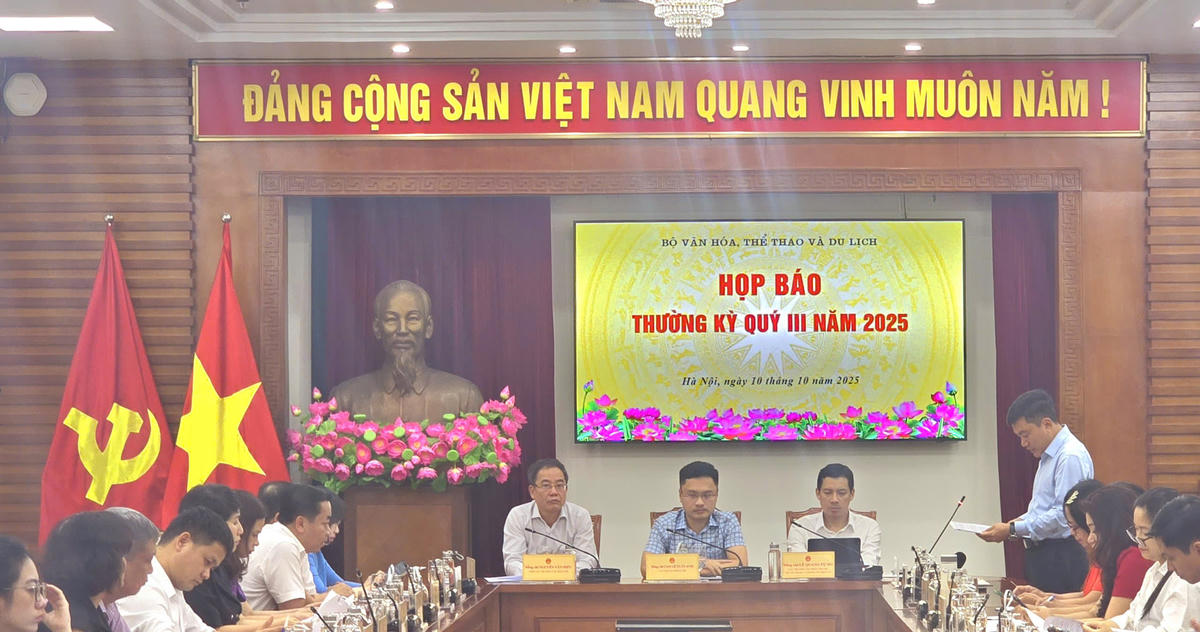 Chánh Văn phòng Bộ VHTTDL Cao Lê Tuấn Anh chủ trì buổi họp báo; đồng chủ trì có Cục trưởng Cục Phát thanh truyền hình và Thông tin điện tử Lê Quang Tự Do và Phó Cục trưởng Cục Báo chí Nguyễn Văn Hiếu. Ảnh Văn Thanh