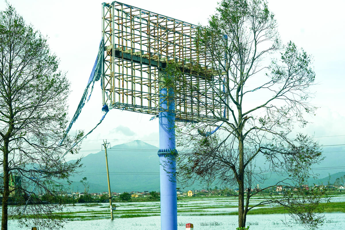 “Hoạt động quảng bá trực tuyến ngày càng chiếm ưu thế khiến quảng cáo ngoài trời sụt giảm mạnh. Hiện nay các đơn vị đầu tư chưa mặn mà, dẫn tới nhiều bảng bị bỏ không. Sở đã có văn bản yêu cầu các địa phương phối hợp doanh nghiệp khắc phục, sửa chữa, đảm bảo cảnh quan và an toàn công trình,” ông Trần Xuân Lương nói. Ảnh:: Cẩm Kỳ