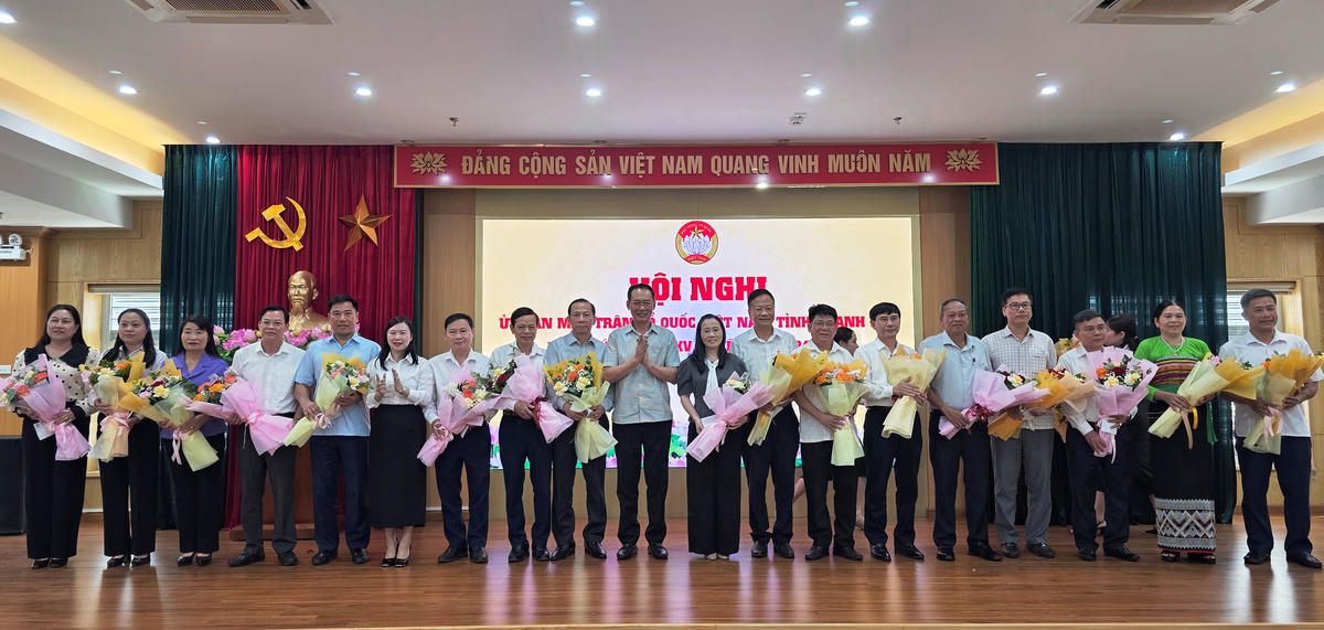 Phó Bí thư Tỉnh ủy, Chủ tịch Ủy ban MTTQ tỉnh Thanh Hóa Trịnh Tuấn Sinh tặng hoa chia tay các vị ủy viên thôi không tham gia Ủy ban MTTQ tỉnh nhiệm kỳ 2024-2029. Ảnh: Nguyễn Chung.