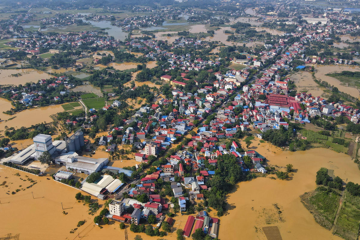 Đại tá Đạt cho biết thêm, tính đến hết ngày 9/10, cấp ủy chính quyền và lực lượng công an, quân đội đã hỗ trợ di dời khoảng 11.000 dân bị nước lũ bủa vây tại 2 xã Trung Giã, Đa Phúc.