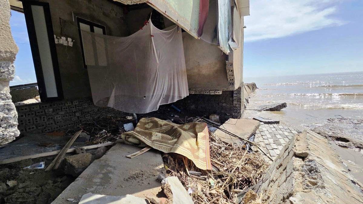 Tình trạng đê biển xuống cấp ở Hoằng Thanh cũng là một trong những nguyên nhân dẫn đến thiệt hại cho người nuôi tôm. Ảnh: Nguyễn Chung.