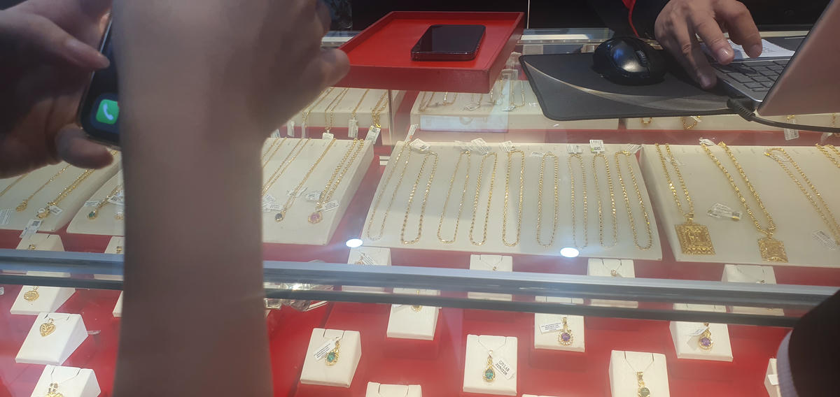 Người dân thực hiện chuyển khoản tiền để đặt cọc mua vàng. Ảnh: PV. 