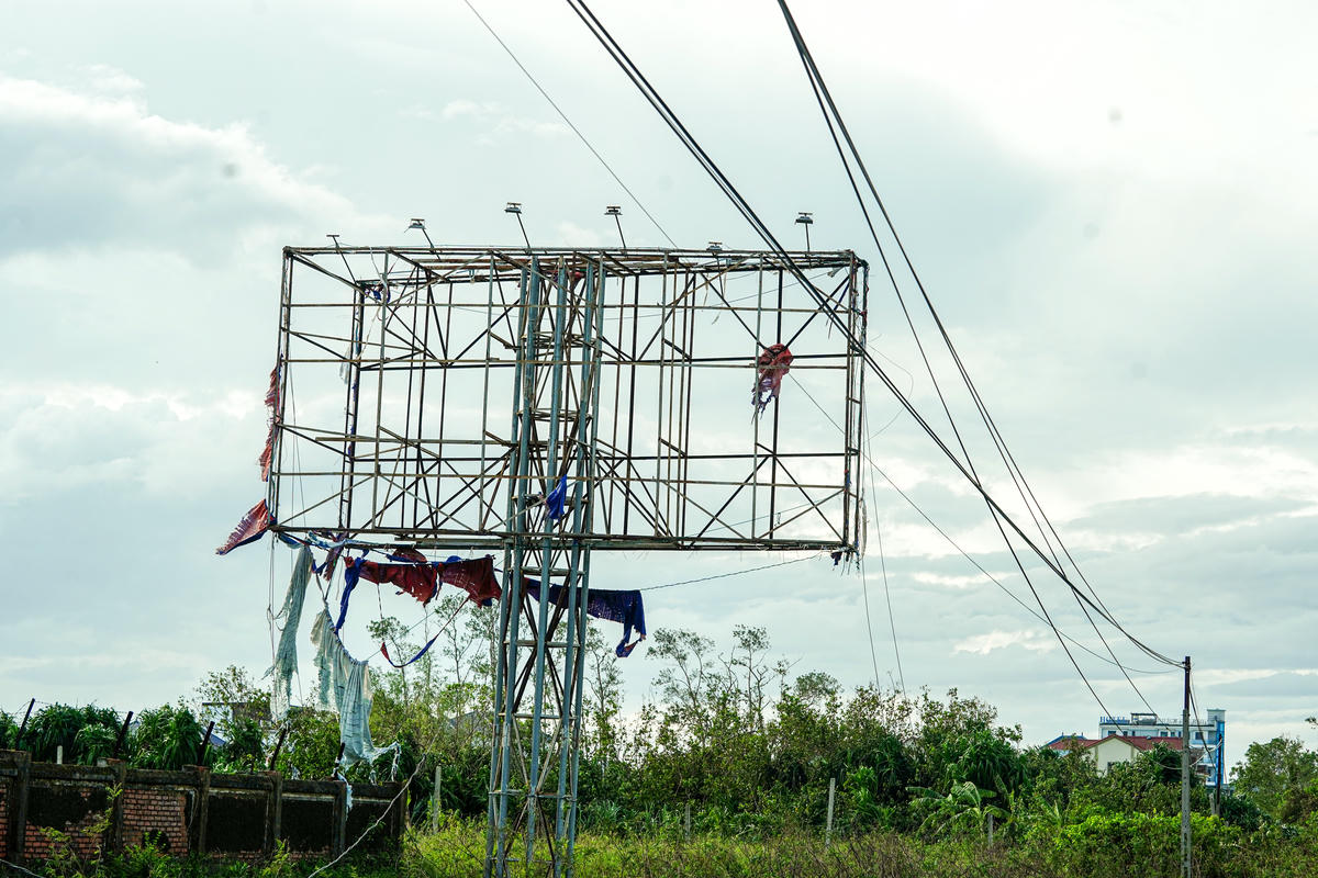 Từ góc độ quản lý địa phương, ông Nguyễn Thái Dương, Trưởng phòng Kinh tế xã Can Lộc cho biết: “Chúng tôi đang tiến hành rà soát và kiểm tra thực trạng các bảng quảng cáo cũ, sau đó sẽ liên hệ với chủ đầu tư để cùng phối hợp khắc phục, tu sửa. Mục tiêu là vừa đảm bảo an toàn, vừa giữ gìn cảnh quan đô thị sạch đẹp". Ảnh: Cẩm Kỳ