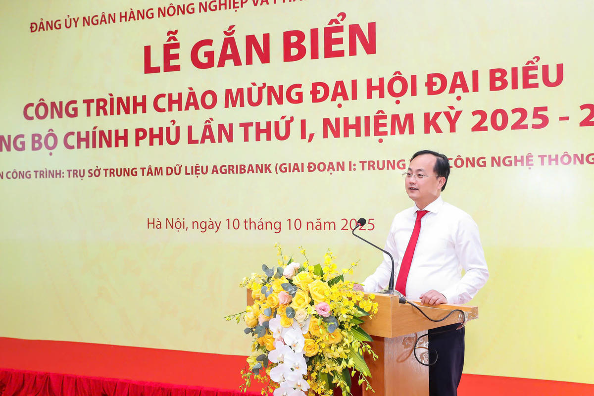 Đồng chí Tô Huy Vũ - Bí thư Đảng ủy, Chủ tịch Hội đồng thành viên Agribank phát biểu tại Lễ gắn biển công trình