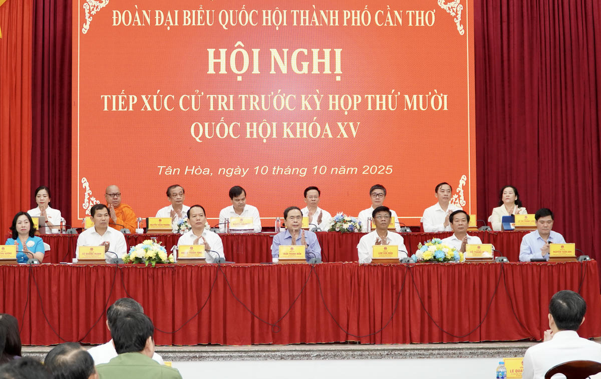 Chủ tịch Quốc hội Trần Thanh Mẫn và Đoàn ĐBQH TP Cần Thơ tại buổi tiếp xúc cử tri. (ảnh: Thanh Tiến) 