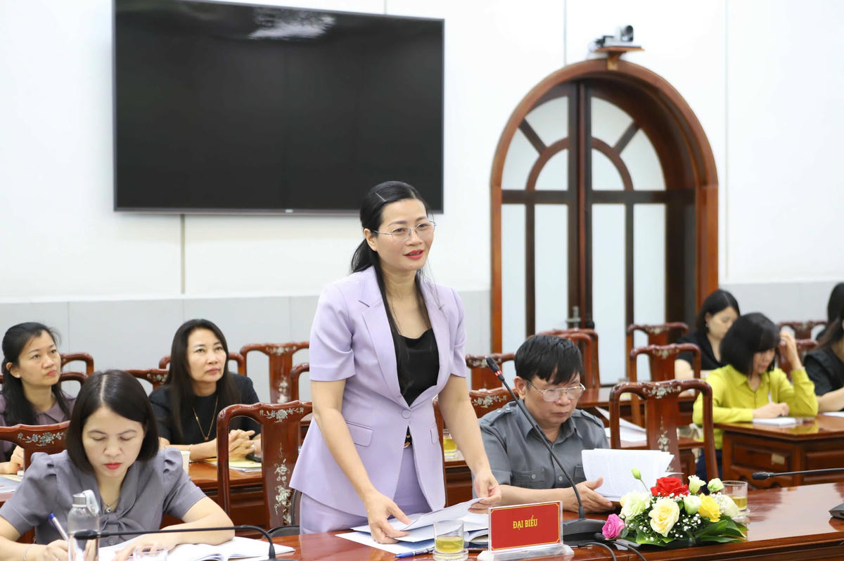 Bà Đặng Thị Kim Chung - Phó Chủ tịch Liên đoàn Lao động tỉnh Quảng Ninh phát biểu tại Hội thảo.