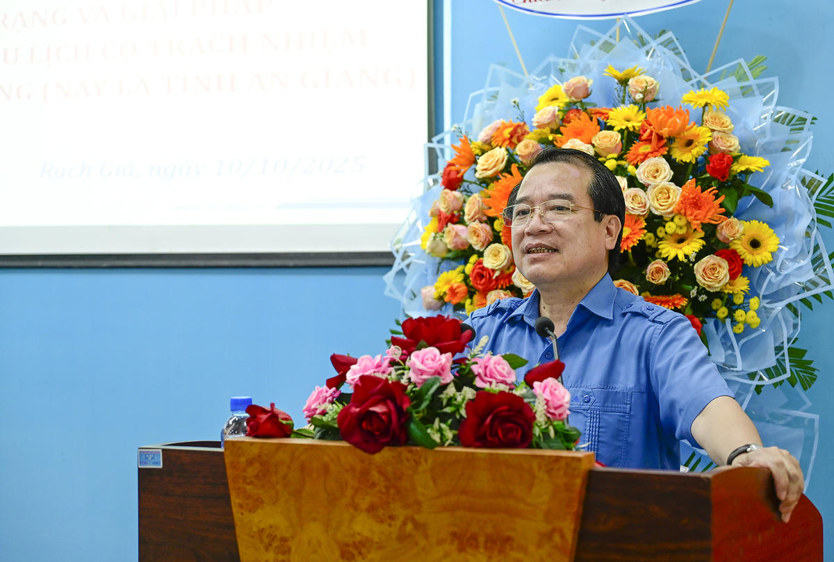 Phó Cục trưởng Cục Du lịch Quốc gia Hà Văn Siêu phát biểu tại hội thảo. Ảnh Nguyễn Minh. 