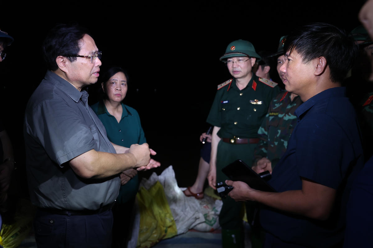 Thủ tướng&nbsp;kiểm tra công tác ứng phó với mưa lũ tại các xã Trung Giã, Đa Phúc, thành phố Hà Nội. Ảnh: Nhật Bắc