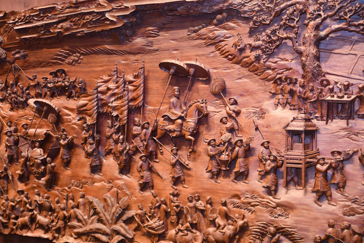 Họa tiết bức tranh gỗ "Vinh quy bái tổ". Ảnh: Phạm Sỹ. 