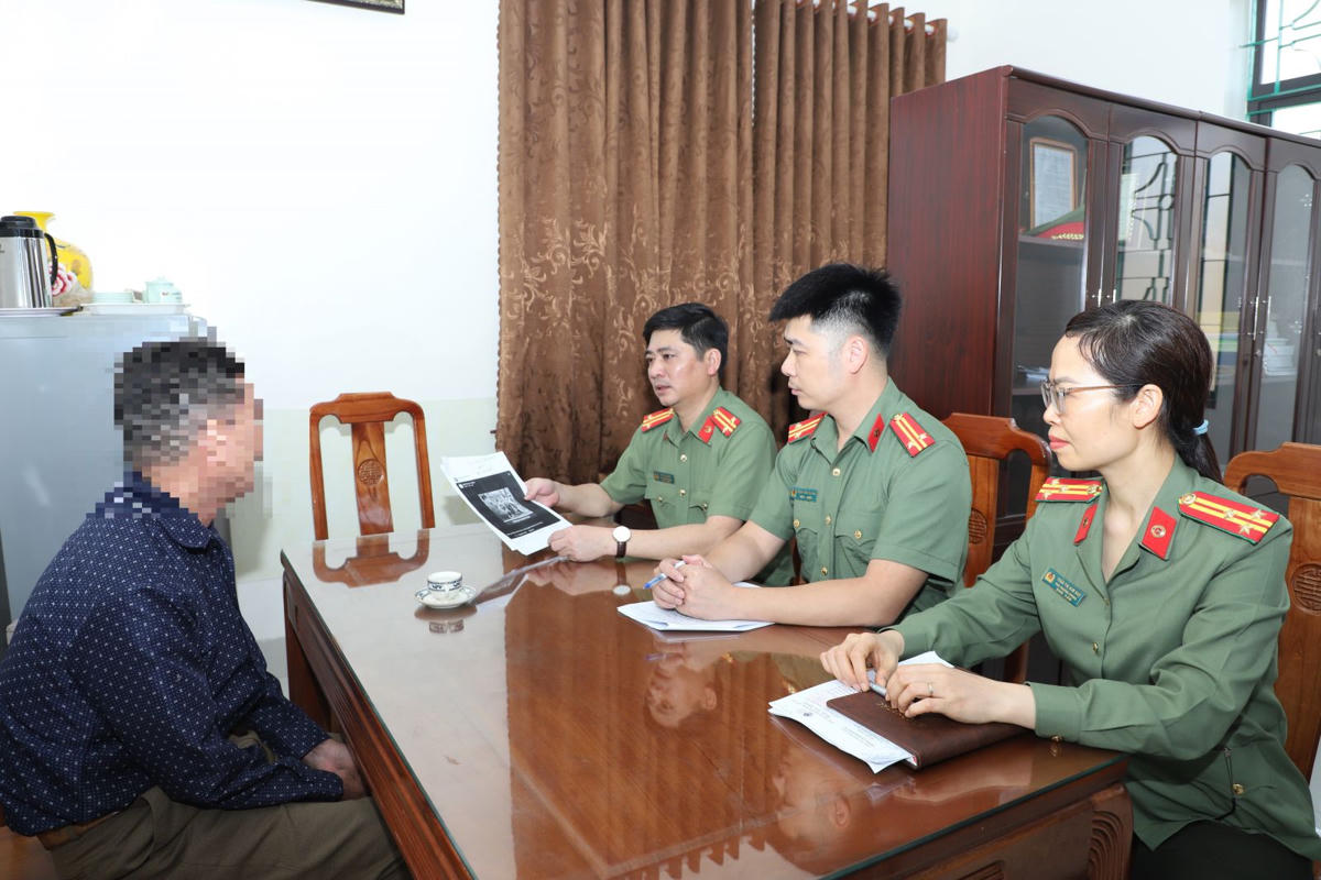 Ông H. làm việc với Công an. Ảnh: CANB