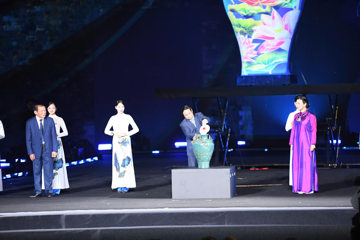 Tại lễ khai mạc, Thủ tướng Phạm Minh Chính cùng bà Ngô Phương Ly, Phu nhân Tổng Bí thư Tô Lâm và các đại biểu trực tiếp tạo ra tác phẩm nghệ thuật thủ công trên nền cốt bình gốm Việt Nam. Ảnh: P. Sỹ.
