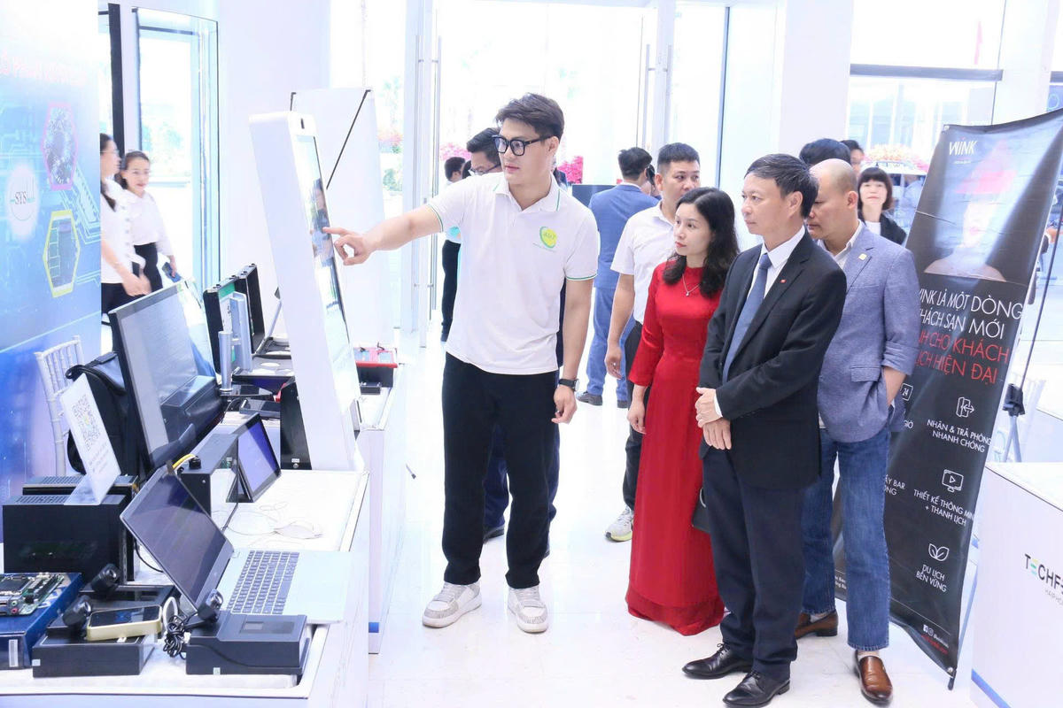 Thứ trưởng Bộ Khoa học &amp; Công nghệ Hoàng Minh tham quan gian hàng tại Techfest Hải Phòng 2025. Ảnh: PT.