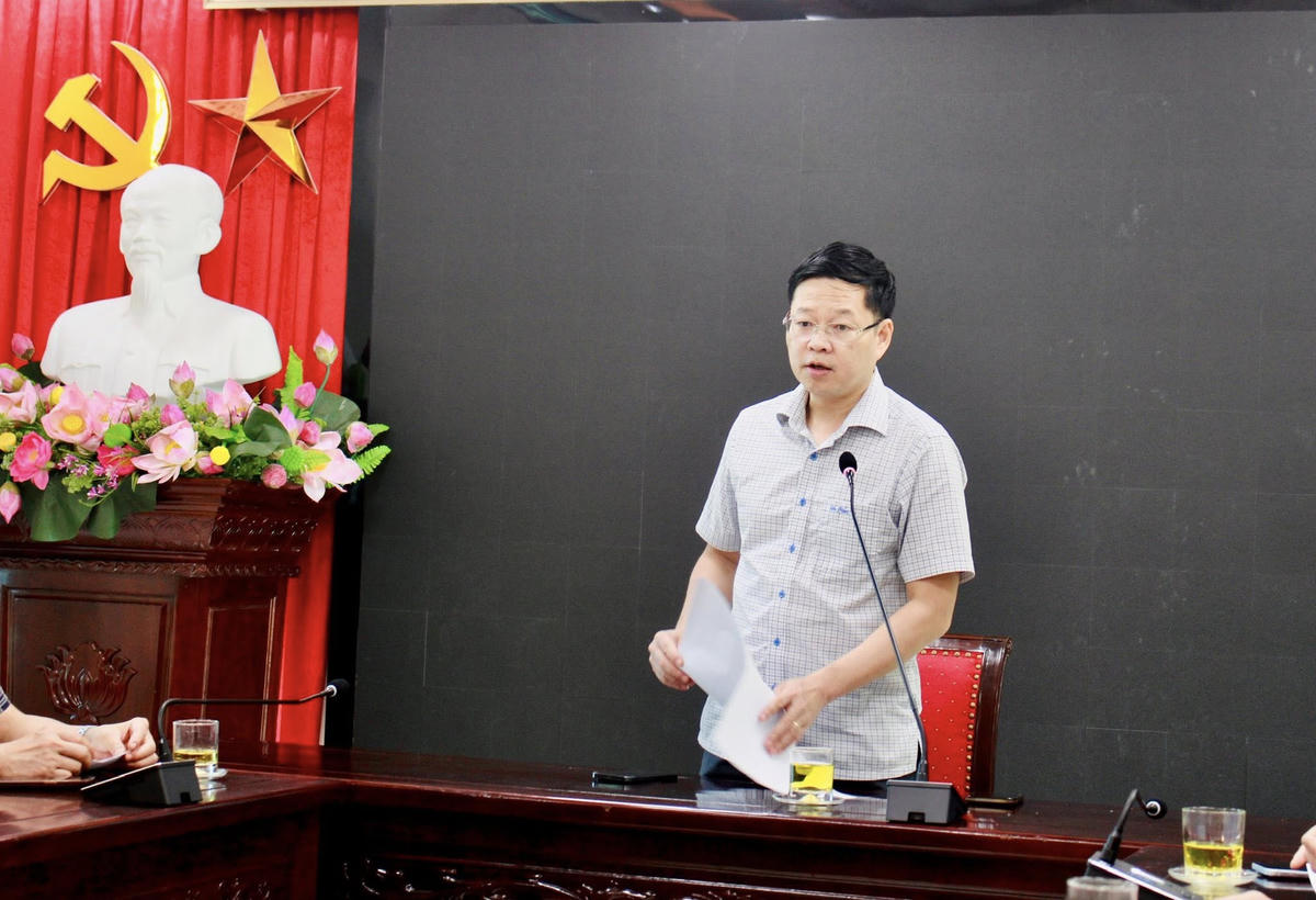 Ông Đinh Quang Tuyên đề nghị địa phương huy động tổng lực giúp đỡ bà con sau bão.&nbsp; &nbsp; &nbsp; &nbsp; Ảnh: TN.