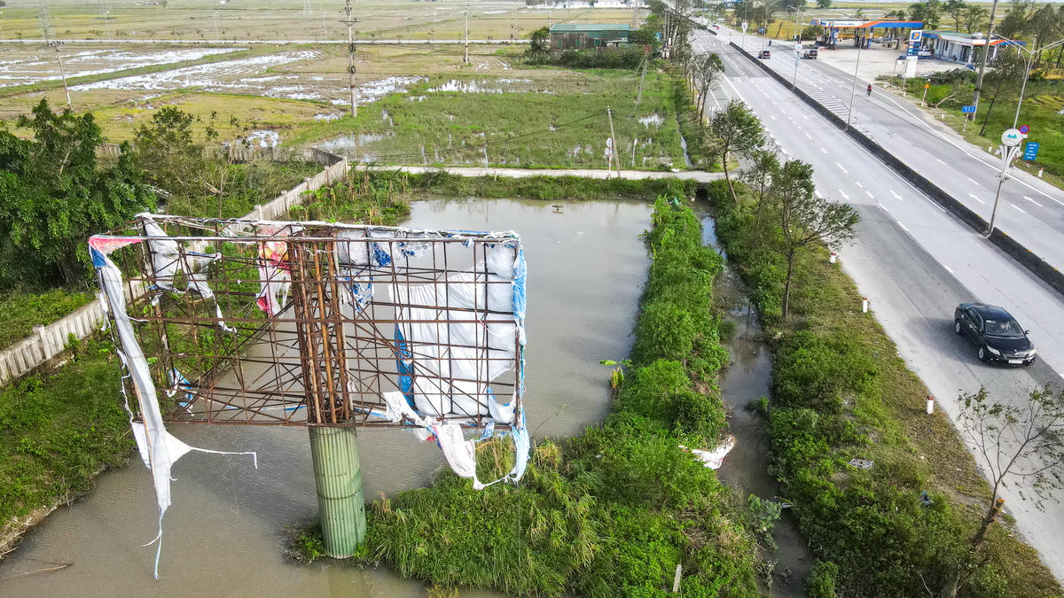 Dọc quốc lộ 1A qua địa bàn Hà Tĩnh, không khó để bắt gặp những tấm bảng quảng cáo cũ kỹ, chữ mờ, pano rách, khung sắt hoen gỉ. Ảnh: Cẩm Kỳ