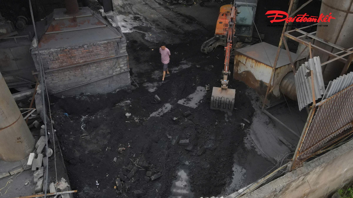 Khu vực chứa than, mùn thải của Công ty TNHH Aluminium Thuận Phát (ảnh chụp chiều 25/9/2025). Ảnh: Cẩm Kỳ.&nbsp;