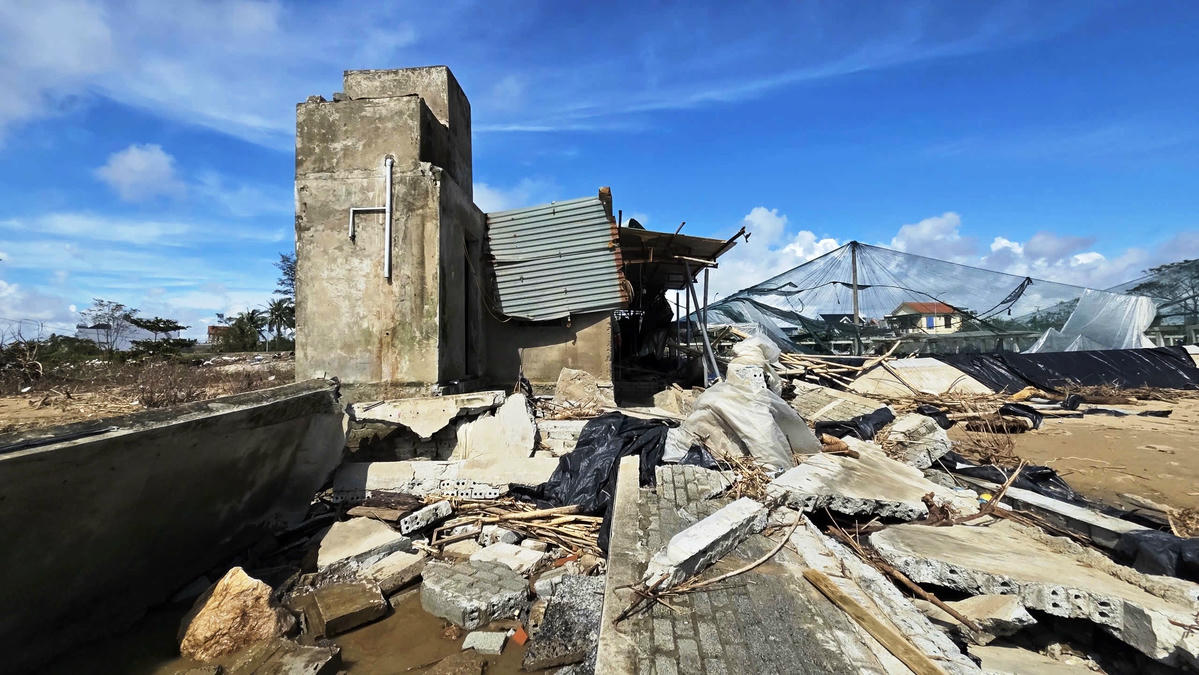 Tất cả bị bẻ vụn dưới sức tàn phá của thiên tai. Ảnh: Nguyễn Chung.