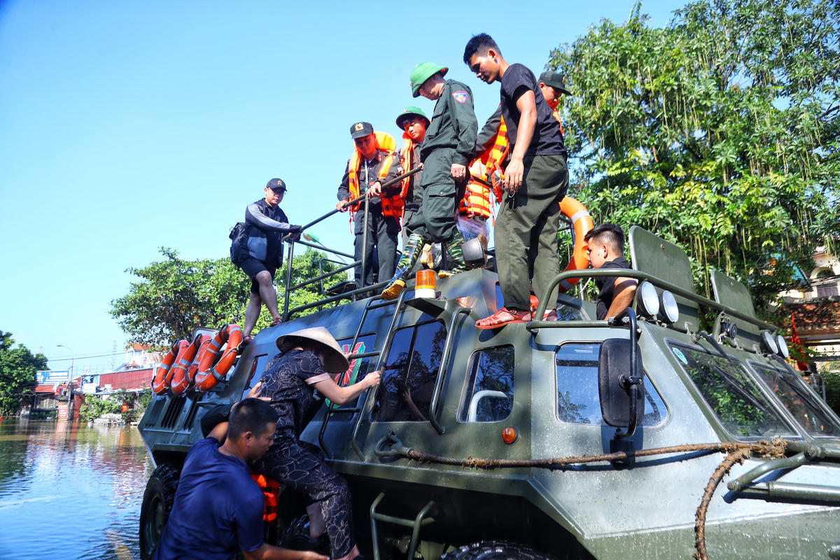 Xe đặc chủng liên tục di dời người dân đến vị trí an toàn.