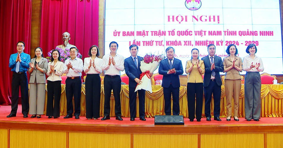 Lãnh đạo tỉnh, Thường trực Ủy ban MTTQ tỉnh Quảng Ninh tặng hoa chúc mừng ông Vũ Quyết Tiến. Ảnh: QMG.