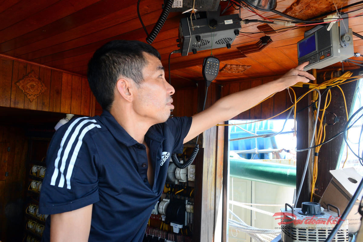 Thuyền Trưởng Phạm Văn Phòng (phường Hà An) kiểm tra thiết bị định vị trước khi khởi hành. Ảnh: Nguyễn Quý.