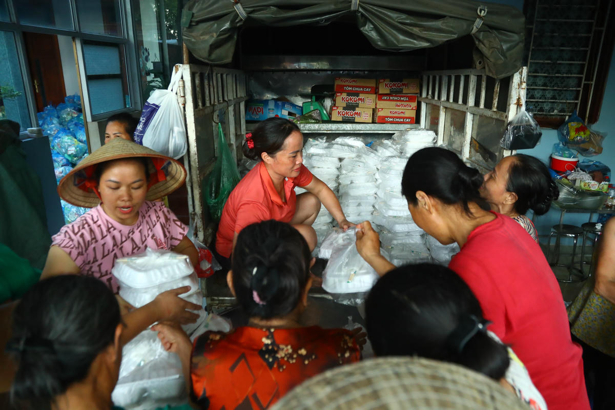 Hàng trăm suất cơm, xôi, cháo được gửi đến người dân.