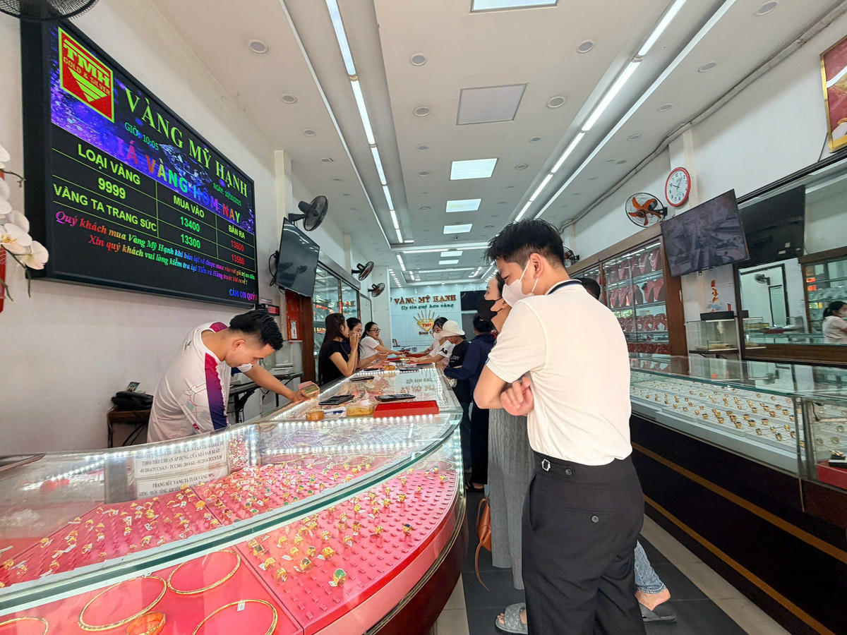 Người dân đến tham khảo giá vàng tại cửa hàng vàng Mỹ Hạnh, Thanh Oai. Ảnh PV.