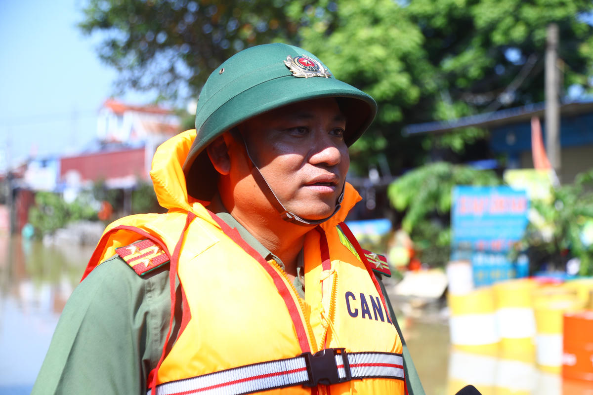 Chia sẻ với PV Báo Đại đoàn kết, Đại tá Nguyễn Tiến Đạt - Phó Giám đốc Công an TP Hà Nội cho biết, Bộ Công an tăng cường thêm nhiều thiết bị chuyên dụng.
Trong đó, drone (máy bay không người lái) dùng để tiếp tế nhu yếu phẩm và kiểm tra các khu vực có người dân bị cô lập. 3 xe đặc chủng lội nước để hỗ trợ người dân di chuyển qua khu vực ngập sâu, vận chuyển nhu yếu phẩm.