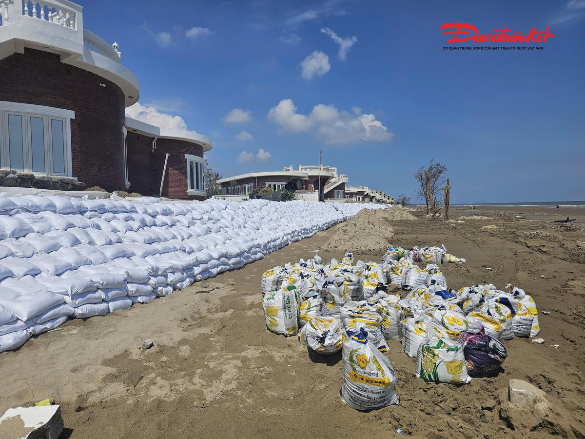 Kè tạm được đắp bằng các bao tải chứa cát. Ảnh: Quốc Thanh.