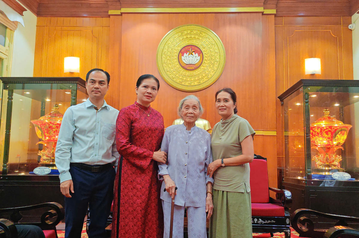 Bà Hà Thị Nga, Uỷ viên Trung ương Đảng, Phó Chủ tịch Uỷ ban Trung ương MTTQ Việt Nam chụp ảnh lưu niệm với cụ Hoàng Thị Tường Vinh và con gái. Ảnh: Văn Hoa
